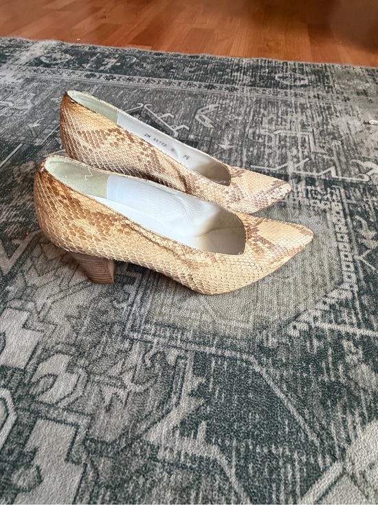 Stuart Weitzman Shoes - Stuart Weitzman women’s vintage pointy-toe pumps snakeskin-embossed size 7.5